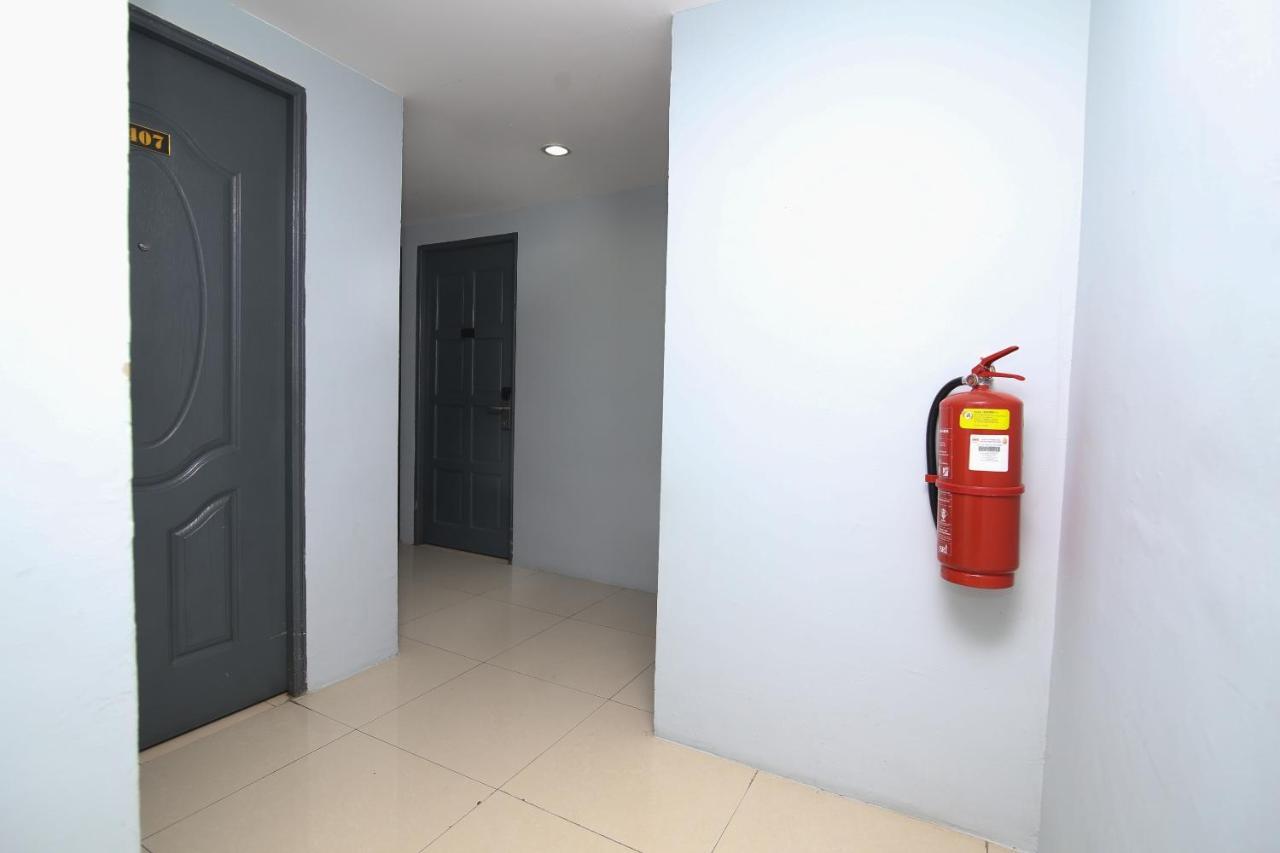 Oyo 90136 Jumbo Inn Kuching Ngoại thất bức ảnh
