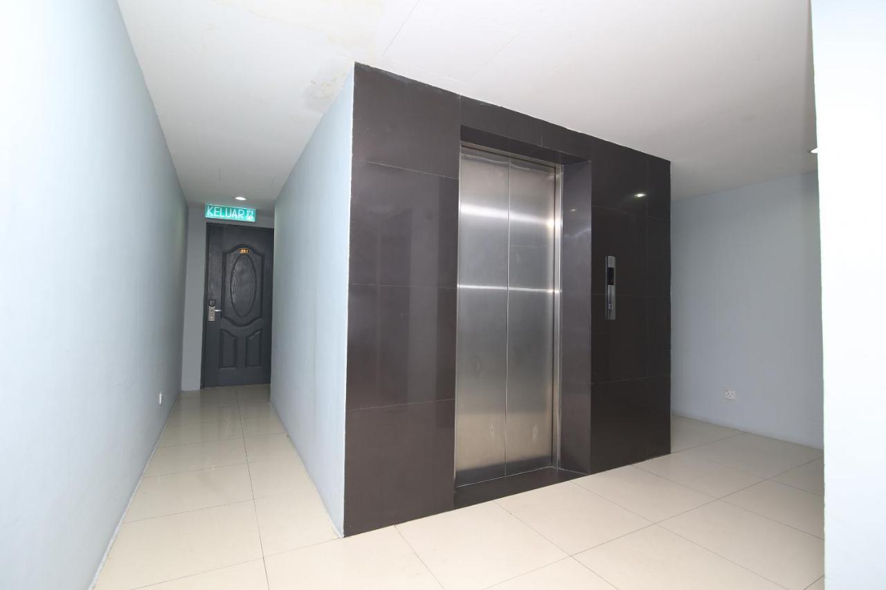 Oyo 90136 Jumbo Inn Kuching Ngoại thất bức ảnh