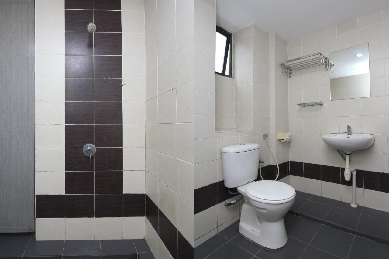 Oyo 90136 Jumbo Inn Kuching Ngoại thất bức ảnh