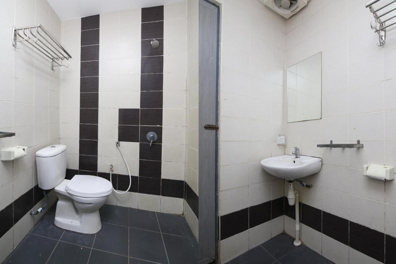 Oyo 90136 Jumbo Inn Kuching Ngoại thất bức ảnh
