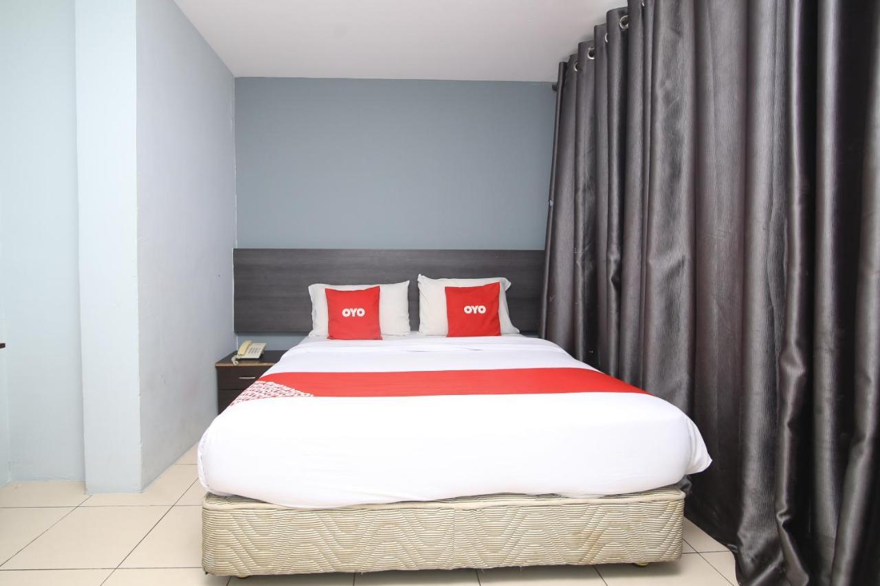 Oyo 90136 Jumbo Inn Kuching Ngoại thất bức ảnh