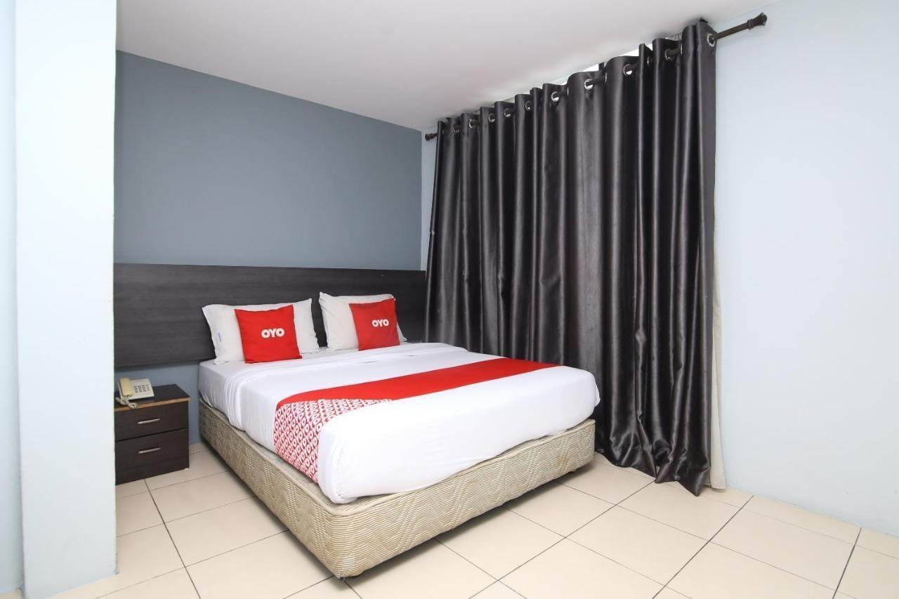 Oyo 90136 Jumbo Inn Kuching Ngoại thất bức ảnh