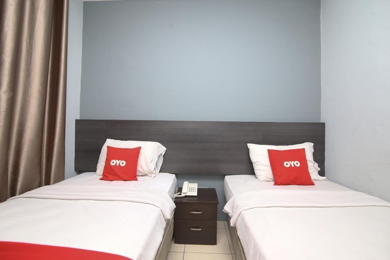 Oyo 90136 Jumbo Inn Kuching Ngoại thất bức ảnh